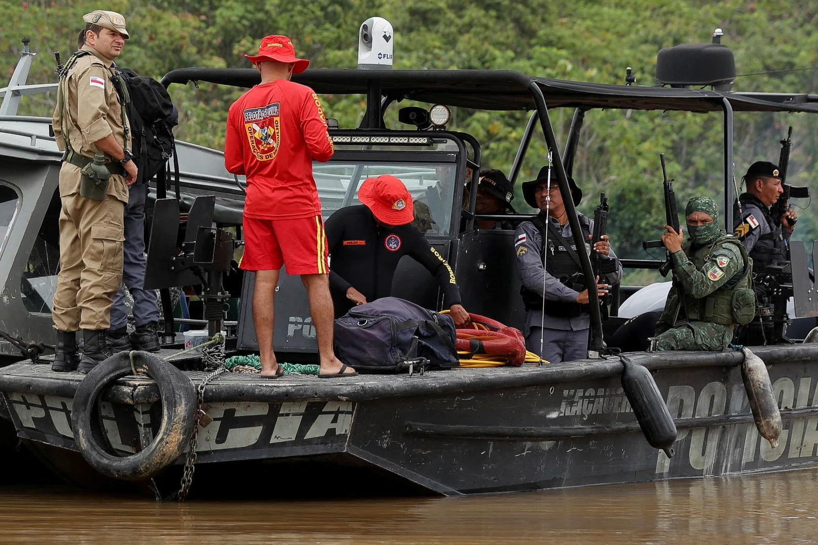 Einsatzkräfte bei der Suche nach dem britischen Journalisten Dom Phillips und seinem Begleiter Bruno Pereira in Brasilien: Die beiden werden seit über einer Woche vermisst.