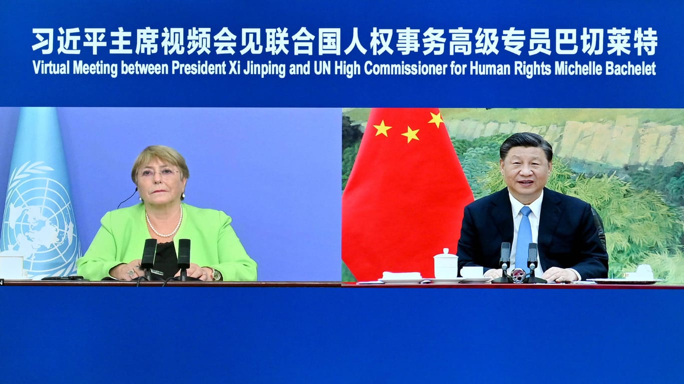 Michelle Bachelet und Chinas Staatschef Xi Jinping: Nach ihrem Besuch in China stand die UN-Kommissarin massiv in der Kritik.