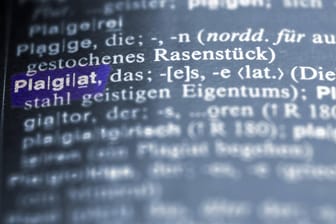 Definition des Begriffs im Duden: Der Diebstahl geistigen Eigentums in Politik und Wissenschaft macht immer wieder Schlagzeilen