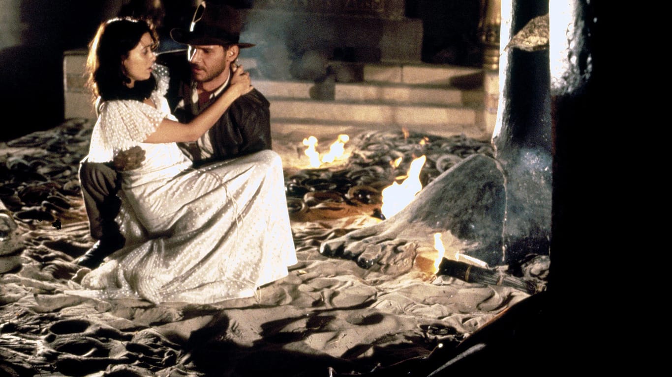 "Indiana Jones – Jäger des verlorenen Schatzes": Indy hält Marion Ravenwood im Arm.