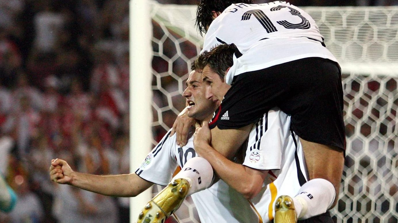 Pure Freude: Torschütze Oliver Neuville (li.) jubelt mit Miroslav Klose (Mitte) und Michael Ballack.