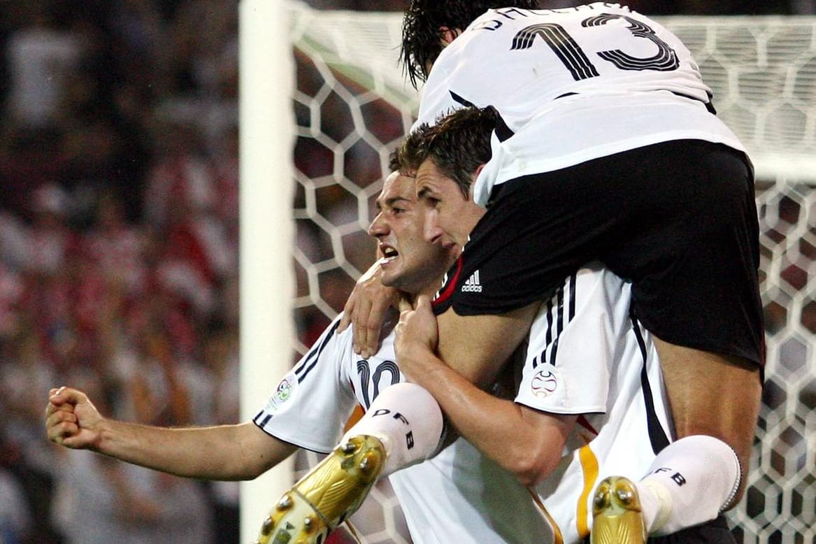 Pure Freude: Torschütze Oliver Neuville (li.) jubelt mit Miroslav Klose (Mitte) und Michael Ballack.