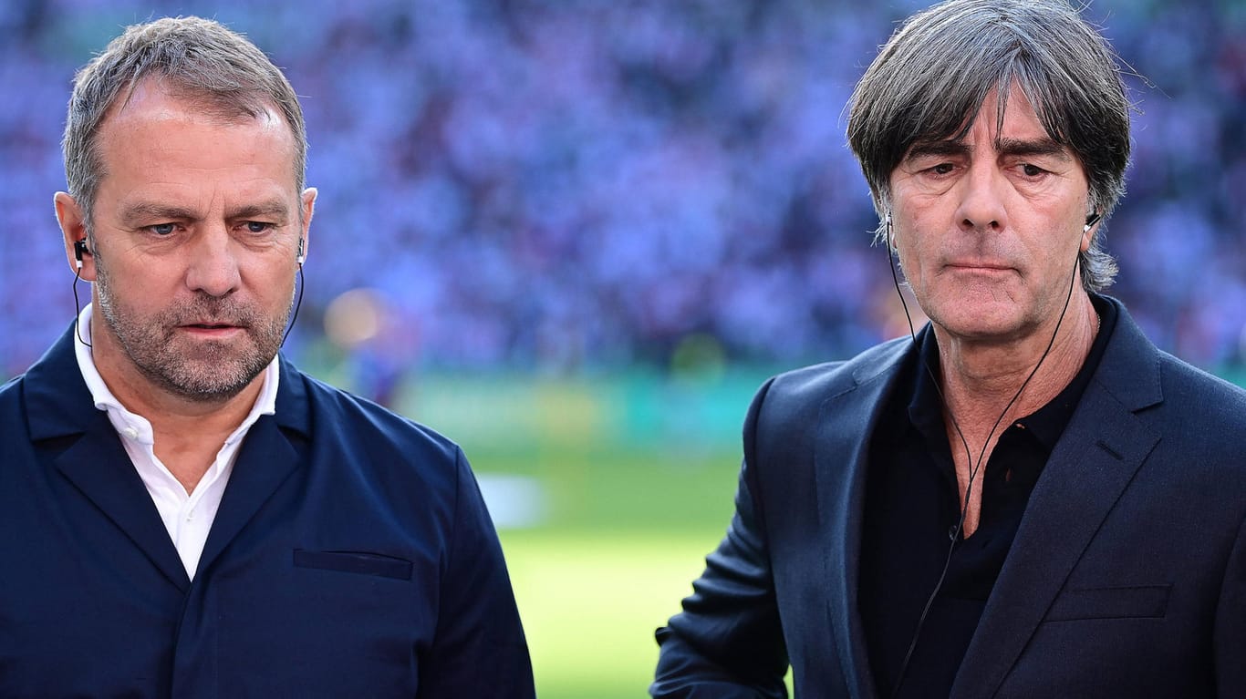 Der Bundestrainer und sein Vorgänger: Hansi Flick (li.) mit Joachim Löw beim DFB-Pokalfinale 2022.
