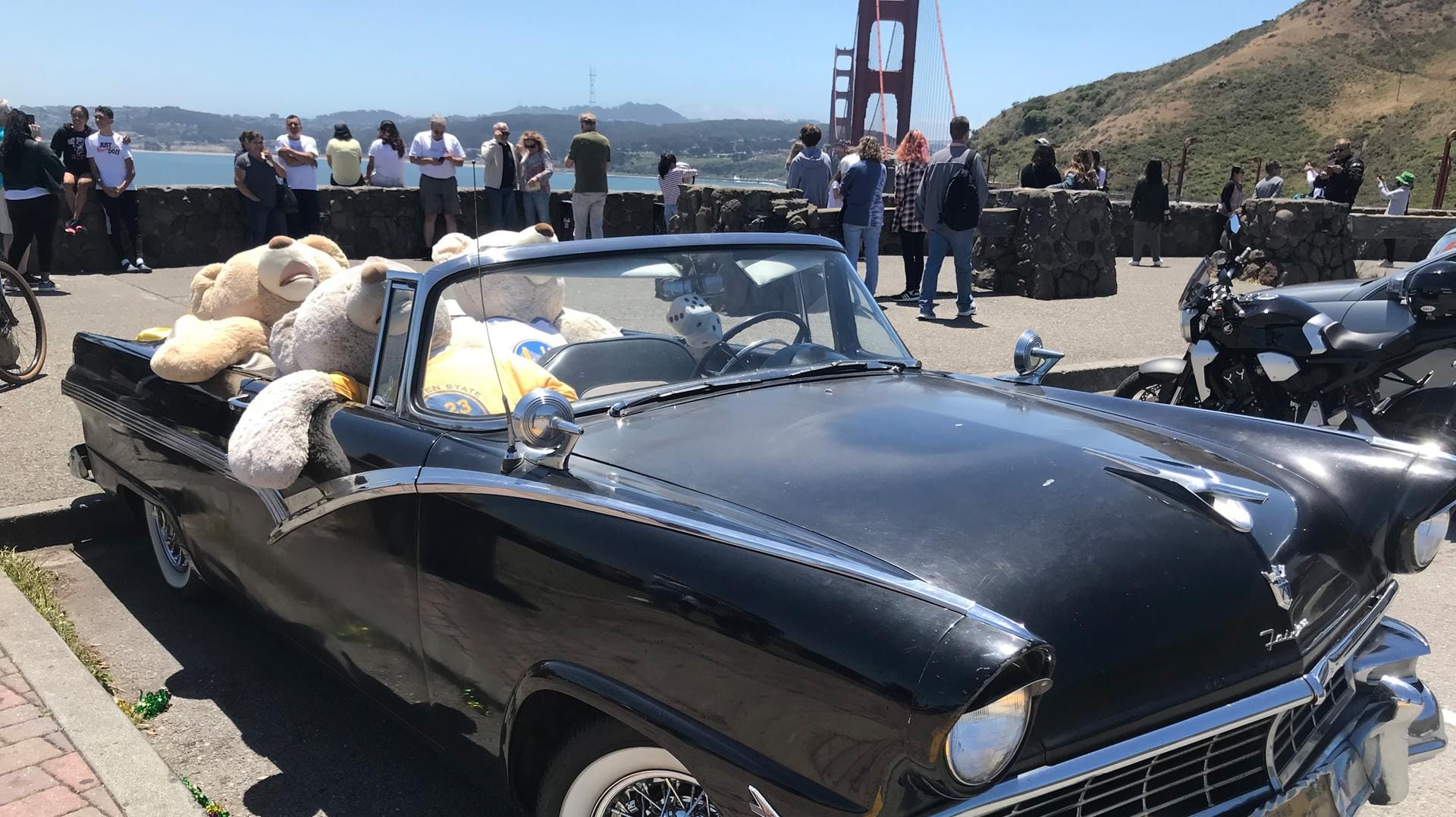 Stadt im Basketballfieber: An der Golden Gate Bridge (im Hintergrund) steht dieser Oldtimer mit drei Teddybären in Warriors-Trikots.