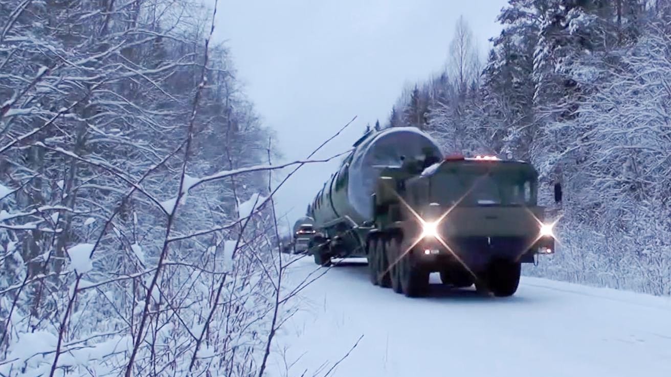 Ein Lastwagen transportiert eine Sarmat-Interkontinentalrakete (Archiv): Die Drohungen Russlands richten sich laut Experten gegen die Nato.