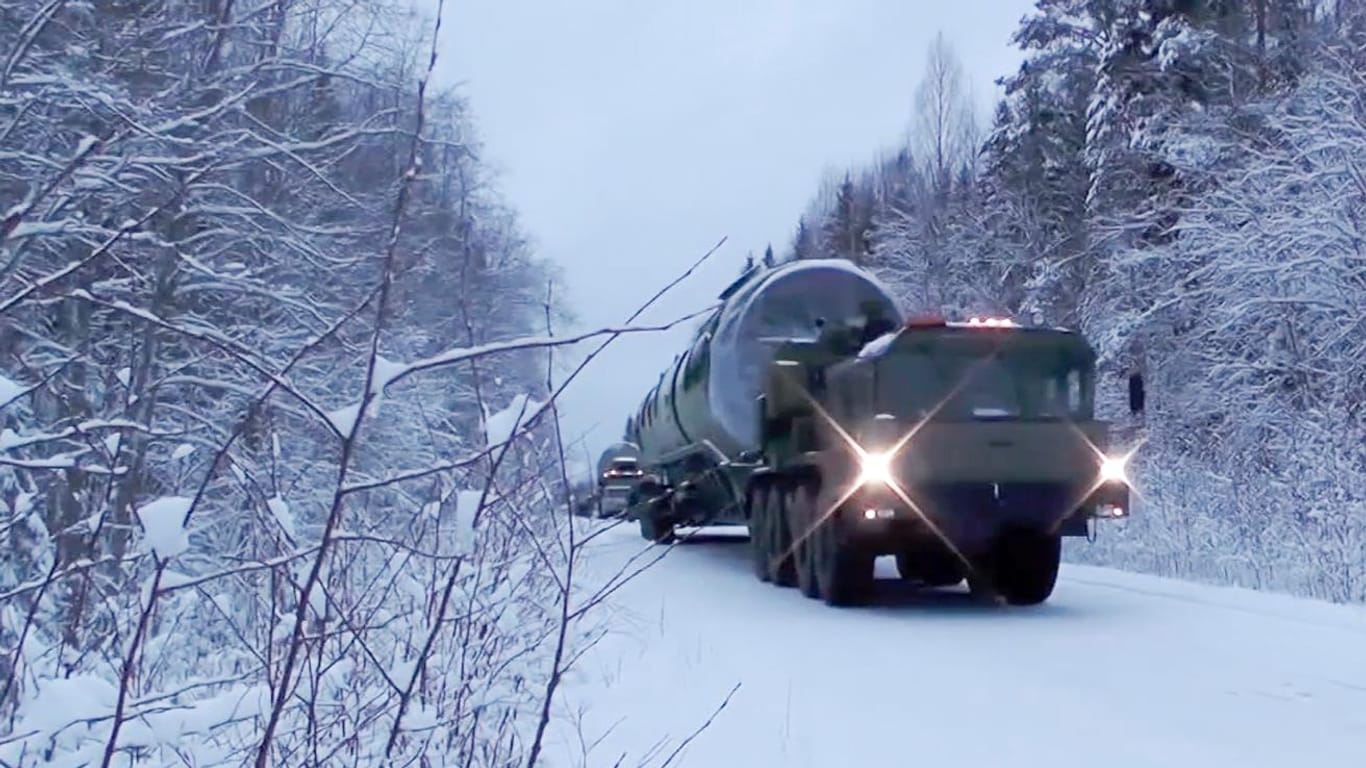 Ein Lastwagen transportiert eine Sarmat-Interkontinentalrakete (Archiv): Die Drohungen Russlands richten sich laut Experten gegen die Nato.