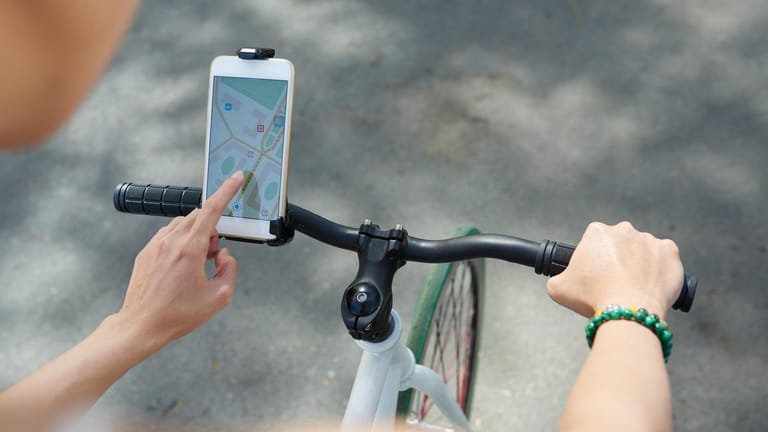 Mit der passenden Halterung für das Fahrrad wird das Handy zum Navi