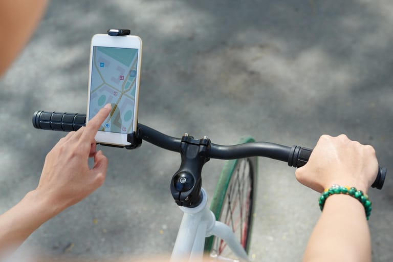 Mit der passenden Halterung für das Fahrrad wird das Handy zum Navi