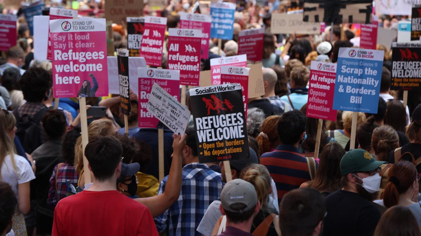Demonstranten vor dem Innenministerium in London: Mehrere Flüchtlingsorganisationen und eine Gewerkschaft hatten gegen den Plan der britischen Regierung geklagt.