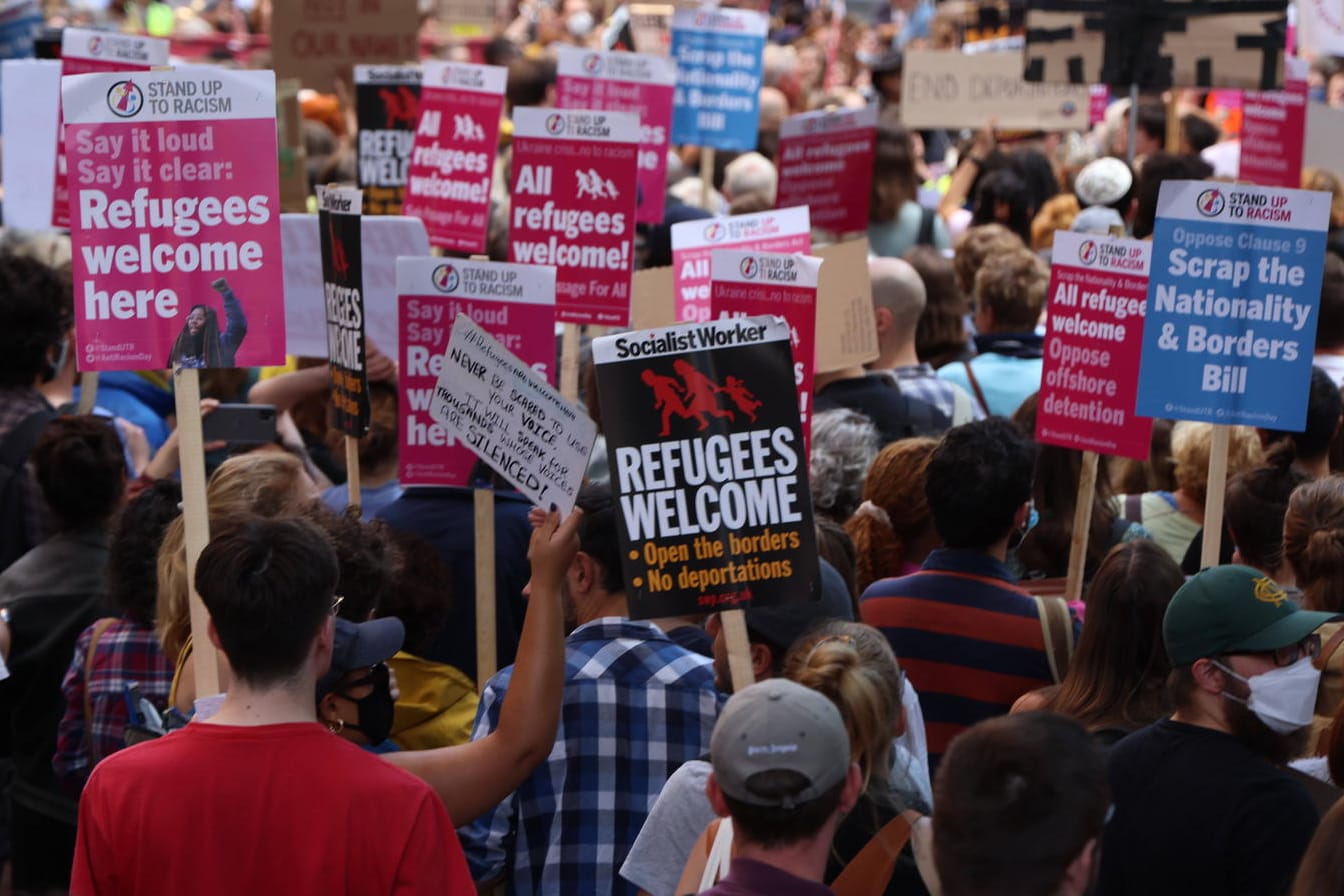 Demonstranten vor dem Innenministerium in London: Mehrere Flüchtlingsorganisationen und eine Gewerkschaft hatten gegen den Plan der britischen Regierung geklagt.