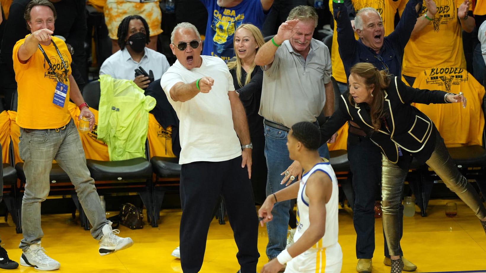 Fans in der ersten Reihe feiern einen Korb der Golden State Warriors: Die Karten in der Arena können auch einmal 10.000 Dollar kosten.