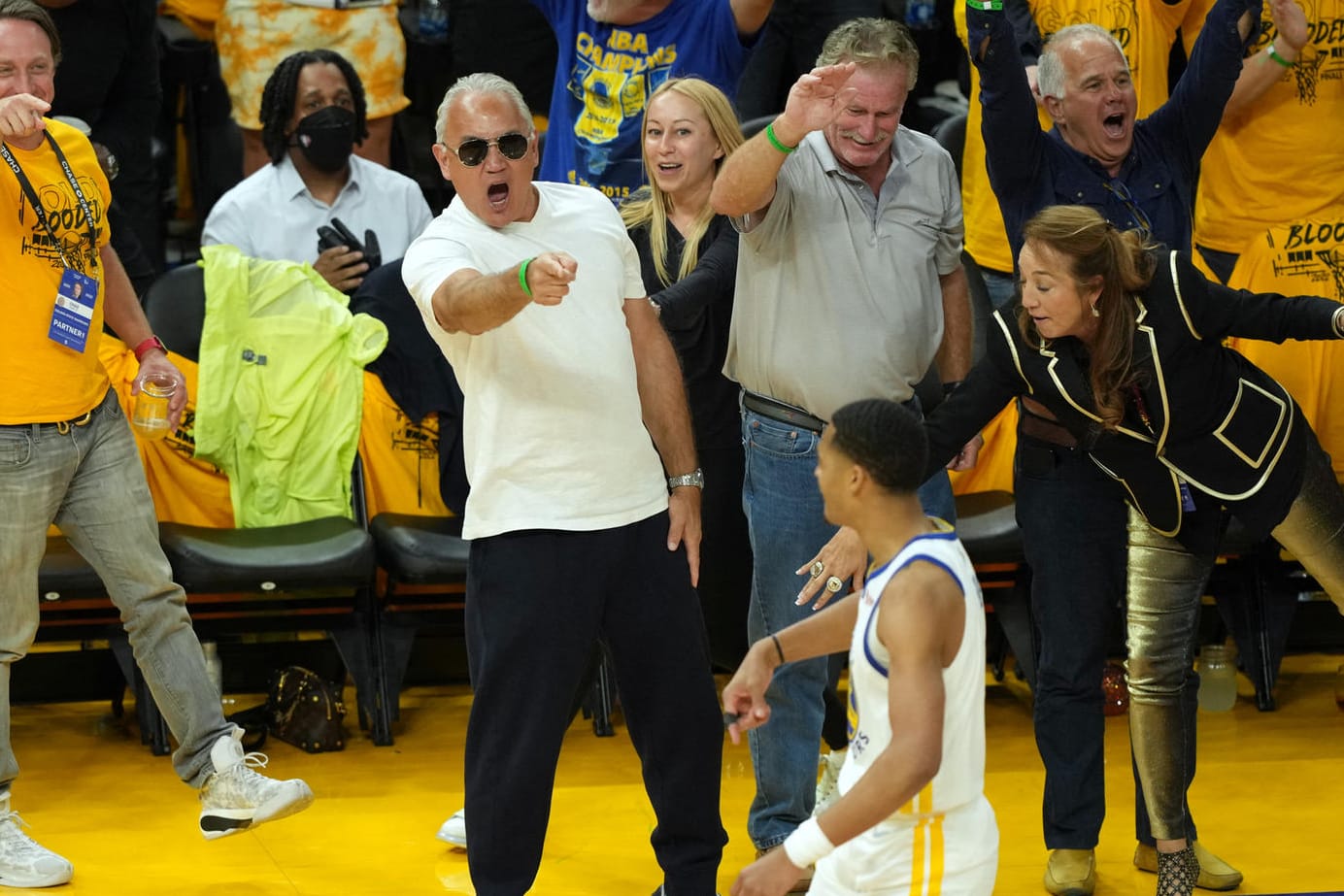 Fans in der ersten Reihe feiern einen Korb der Golden State Warriors: Die Karten in der Arena können auch einmal 10.000 Dollar kosten.