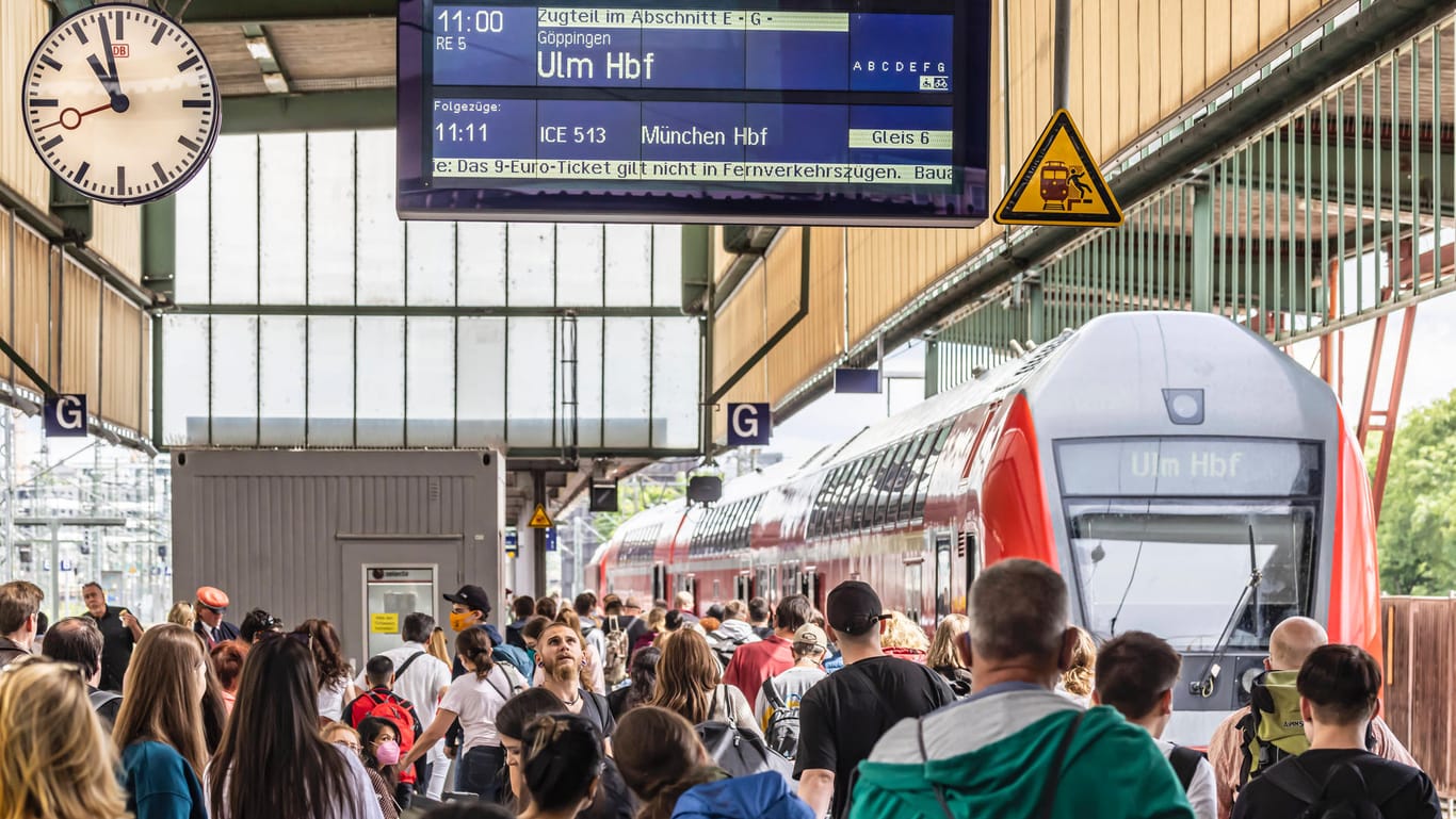 Großer Andrang: Für die Sommermonate hat die Bahn extra Züge im Einsatz, um den Andrang über das 9-Euro-Ticket zu decken.