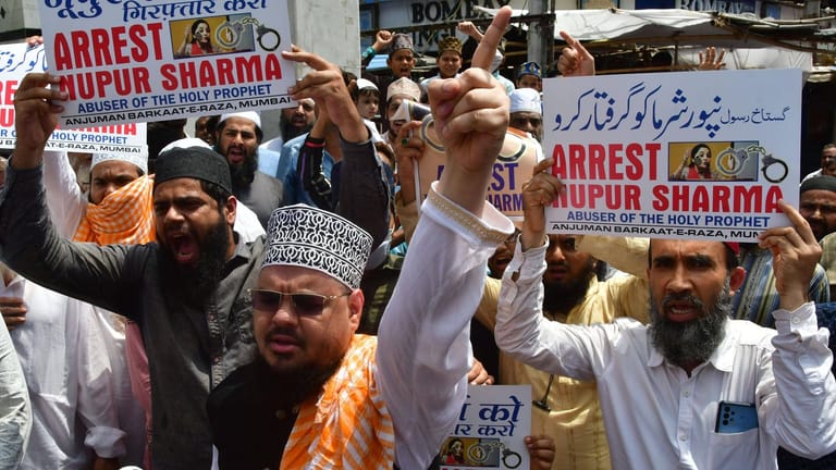 Indische Muslime demonstrieren gegen eine Regierungssprecherin, die gegen den Islam gehetzt hat.