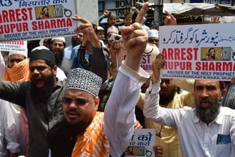 Indische Muslime demonstrieren gegen eine Regierungssprecherin, die gegen den Islam gehetzt hat.