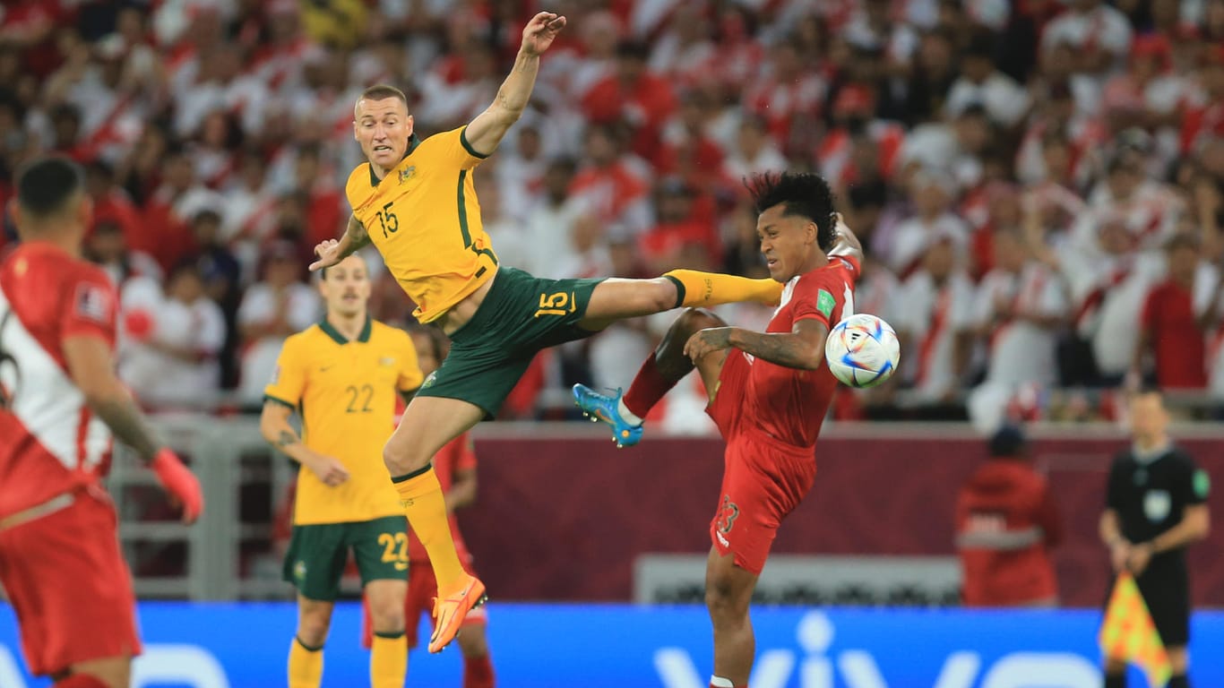 Australiens Mitch Duke (l) und Perus Renato Tapia kämpfen um den Ball: Australien hat sich das Ticket zur WM in Katar geschnappt.