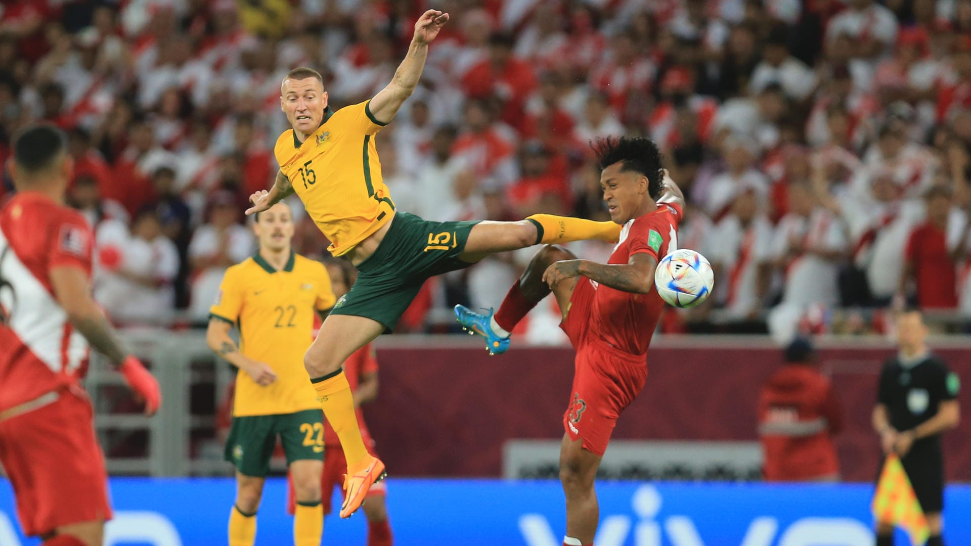 Australiens Mitch Duke (l) und Perus Renato Tapia kämpfen um den Ball: Australien hat sich das Ticket zur WM in Katar geschnappt. Australiens Mitch Duke (l) und Perus Renato Tapia kämpfen um den Ball: Australien hat sich das Ticket zur WM in Katar geschnappt.