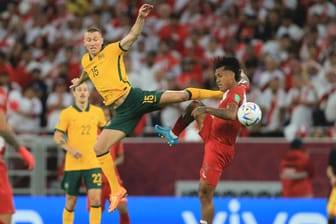 Australiens Mitch Duke (l) und Perus Renato Tapia kämpfen um den Ball: Australien hat sich das Ticket zur WM in Katar geschnappt.