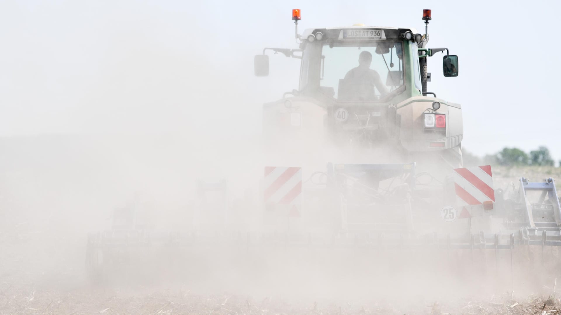 Je trockener die Böden, desto mehr staubt es auf dem Feld: Gerade in der Landwirtschaft kann Wassermangel verheerend sein.