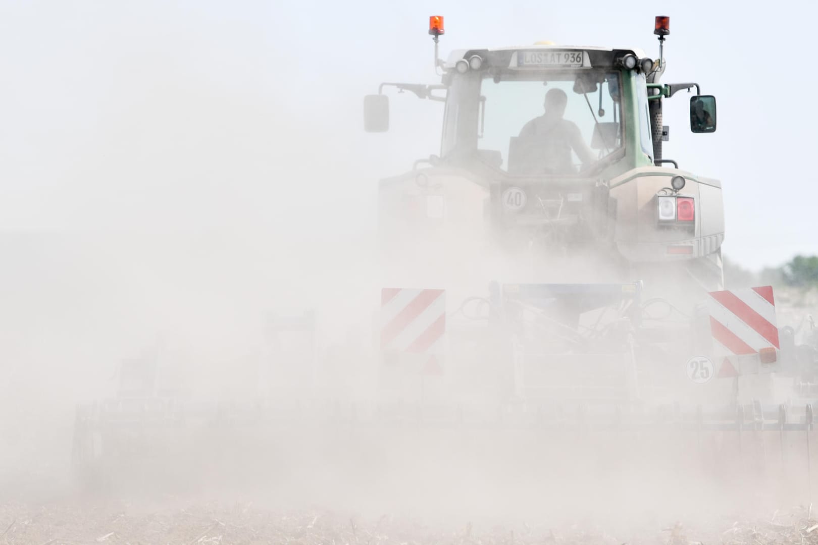 Je trockener die Böden, desto mehr staubt es auf dem Feld: Gerade in der Landwirtschaft kann Wassermangel verheerend sein.