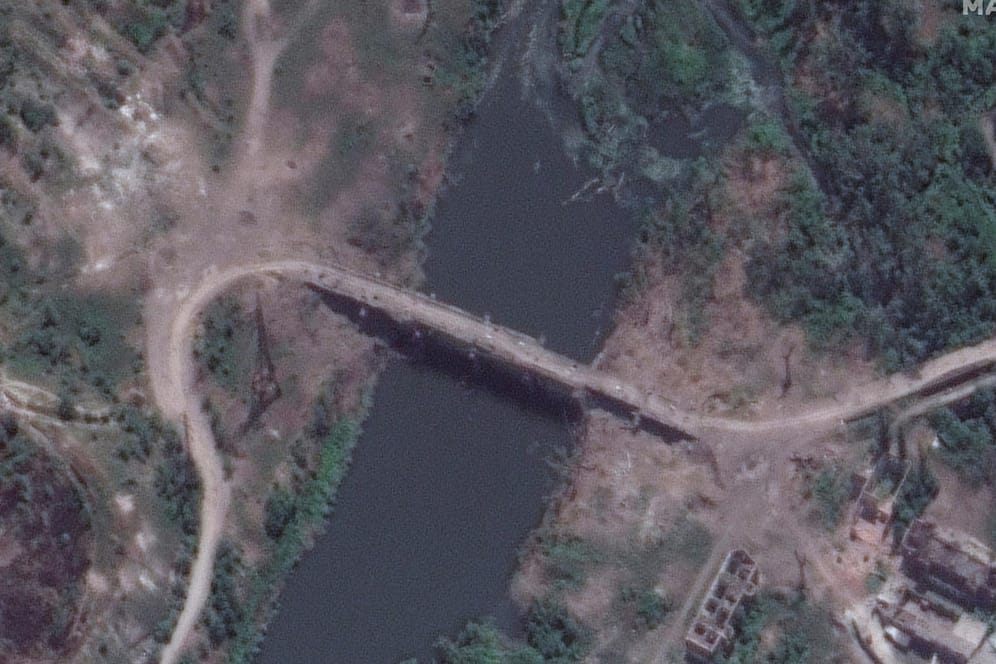Ein Satellitenbild zeigt eine zerstörte Brücke: Das ostukrainische Sjewjerodonezk ist weitgehend von der Außenwelt abgeschnitten.