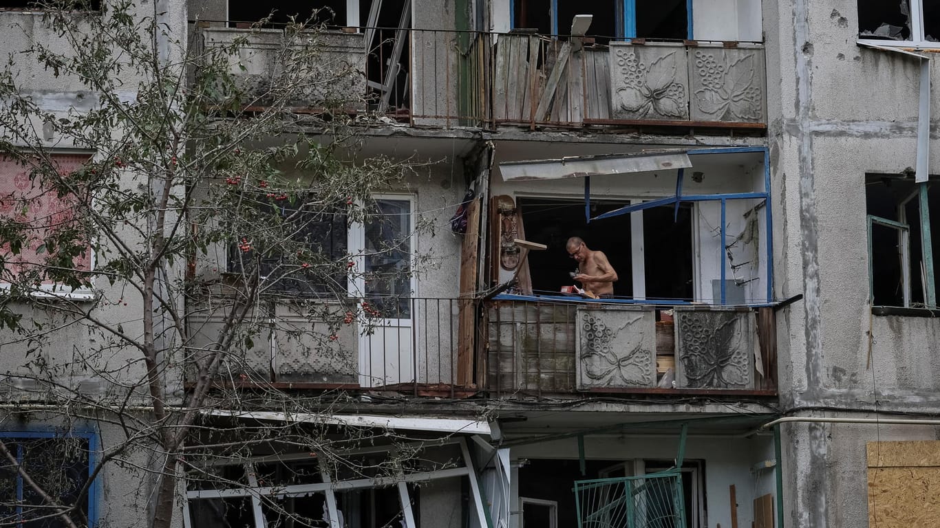 Ein Mann in einem zerstörten Haus in der Ostukraine: Vor allem die Region in Donezk ist weiter unter Beschuss.