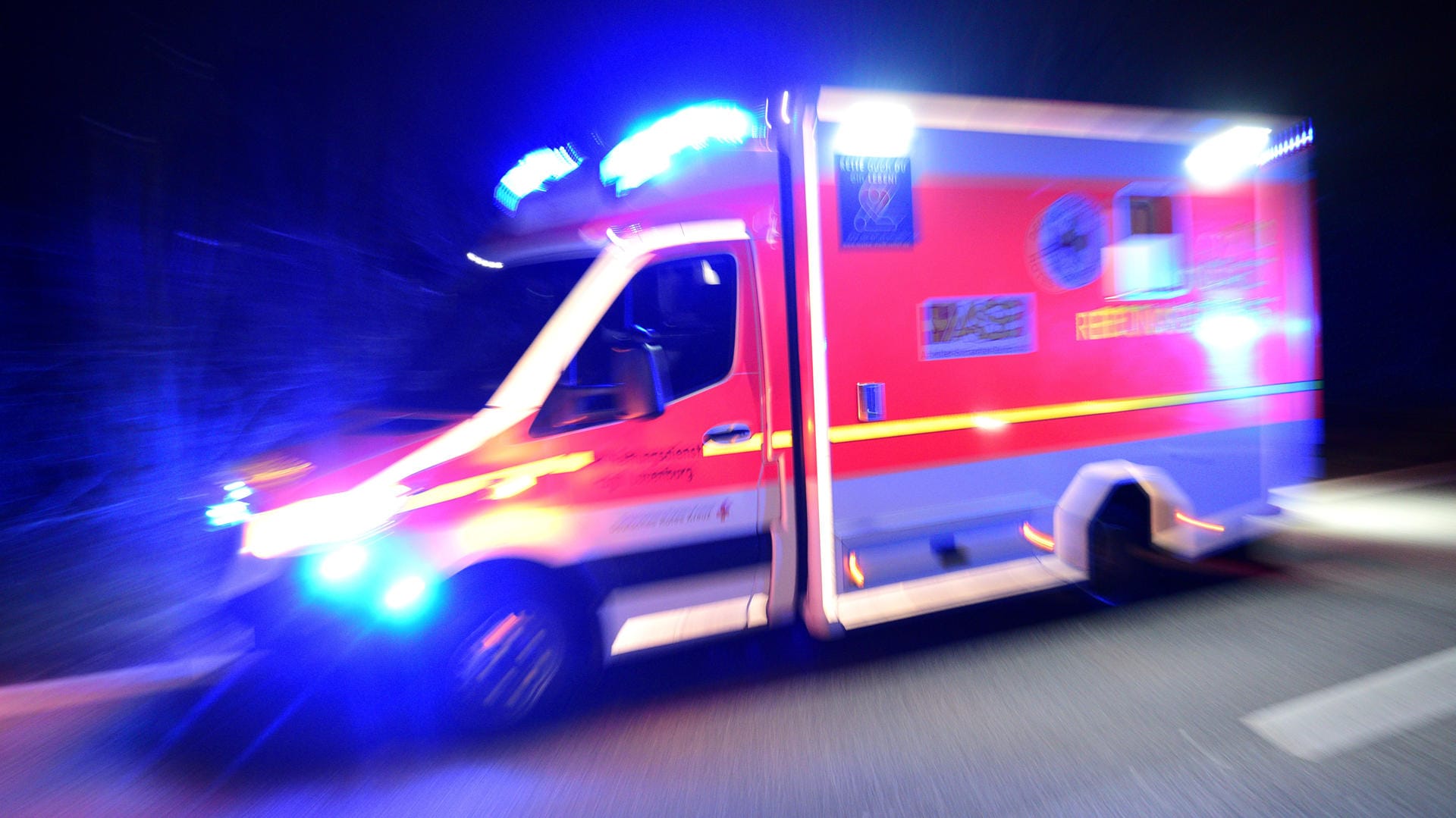 Ein Rettungswagen im Einsatz (Symbolbild): Ein Vierjähriger kam nach einem Unfall mit einer Teigmaschine mit leichten Verletzungen davon. Ein Rettungswagen im Einsatz (Symbolbild): Ein Vierjähriger kam nach einem Unfall mit einer Teigmaschine mit leichten Verletzungen davon.