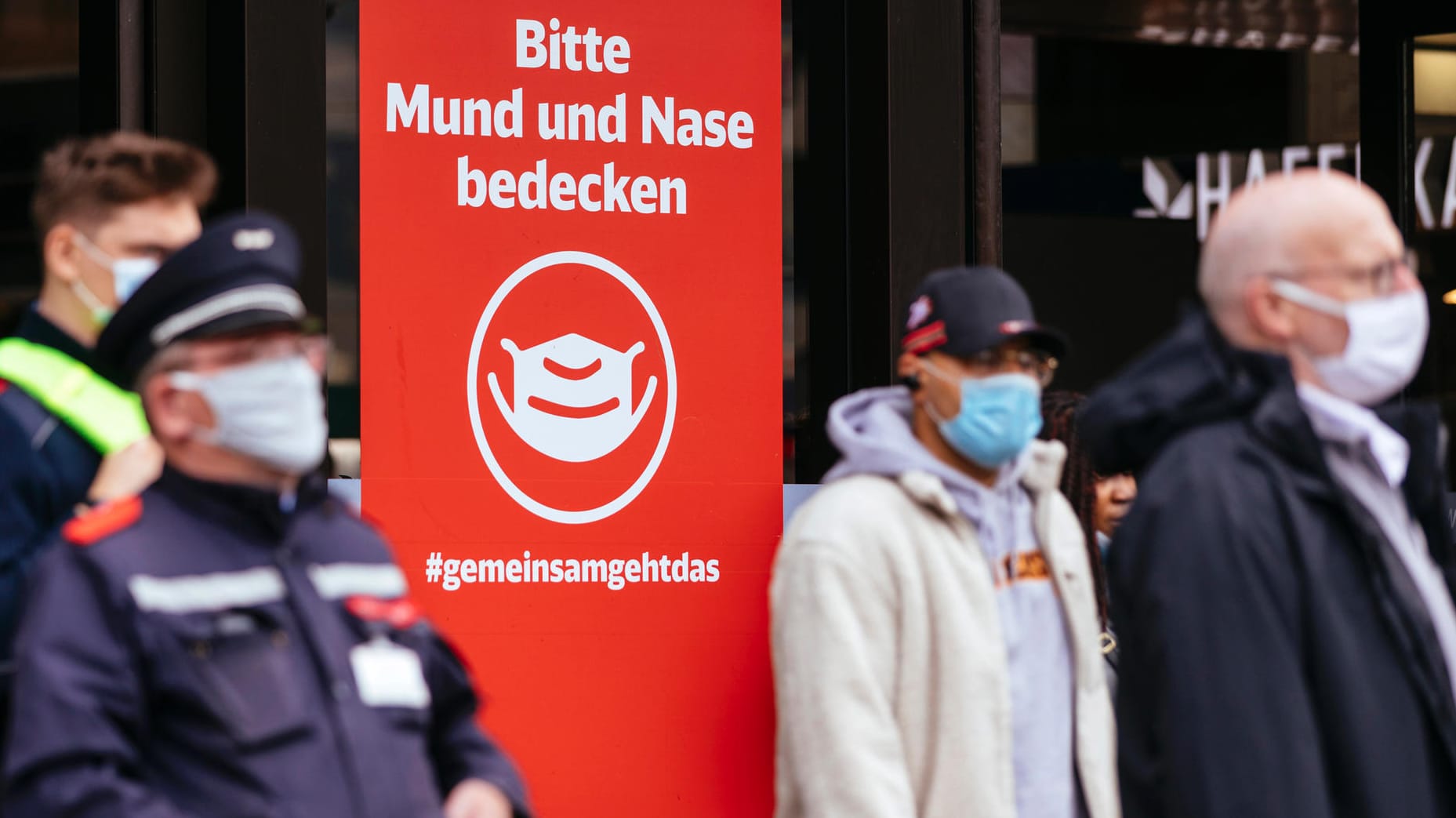 Reisende mit Maske am Düsseldorfer Hauptbahnhof (Archivbild): Nach Pfingsten ist die Zahl der Neuinfektionen deutlich gestiegen.