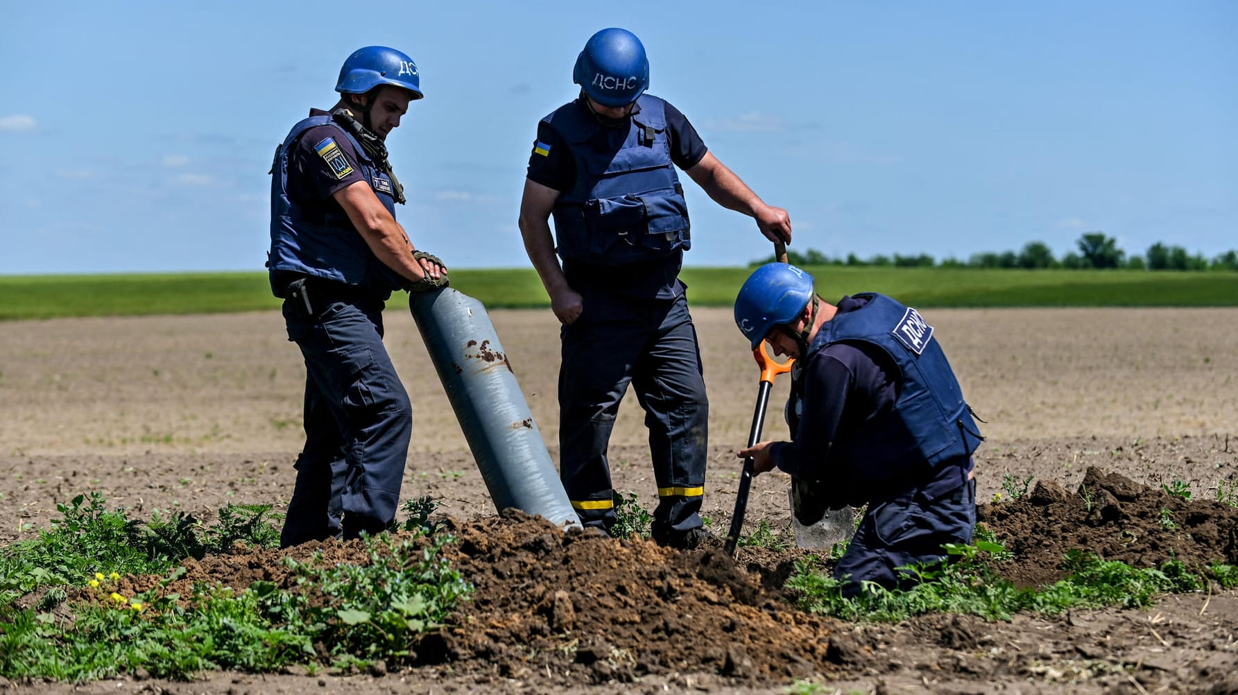 Sprengstoffexperten entschärfen eine russische Rakete in der Region Saporischschja.