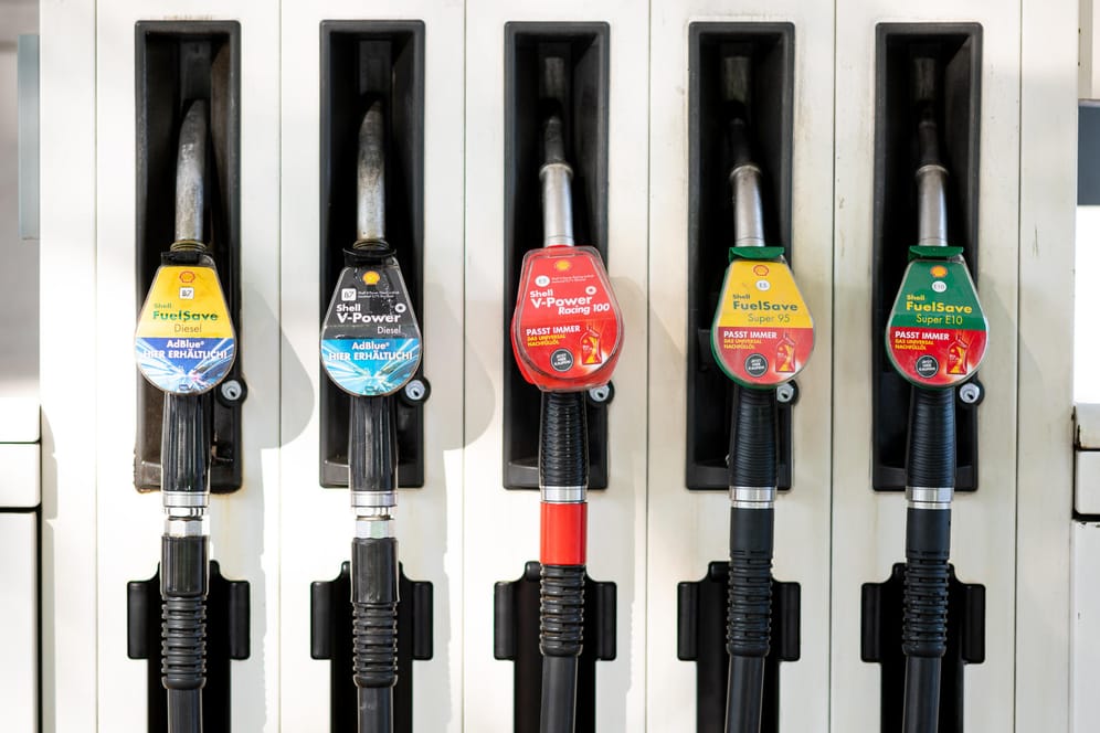 Zapfpistolen an einer Tankstelle (Symbolbild): Der Tankrabatt soll Benzin und Diesel billiger machen.
