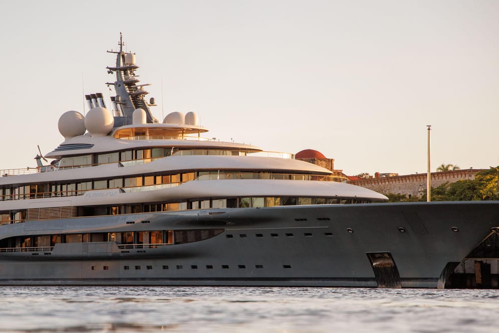 Eine Yacht in der Karibik (Symbolbild): In Deutschland leben die drittmeisten Millionäre.