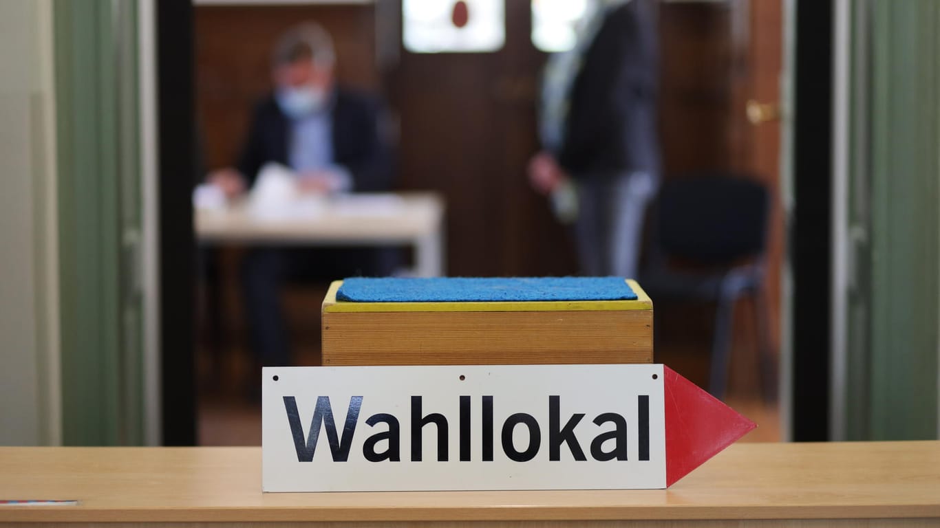 Wahllokal in Sachsen (Symbolbild): Eine kleine Gemeinde hat sich auf unübliche Art für einen neuen Bürgermeister entschieden.