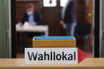 Wahllokal in Sachsen (Symbolbild): Eine kleine Gemeinde hat sich auf unübliche Art für einen neuen Bürgermeister entschieden.