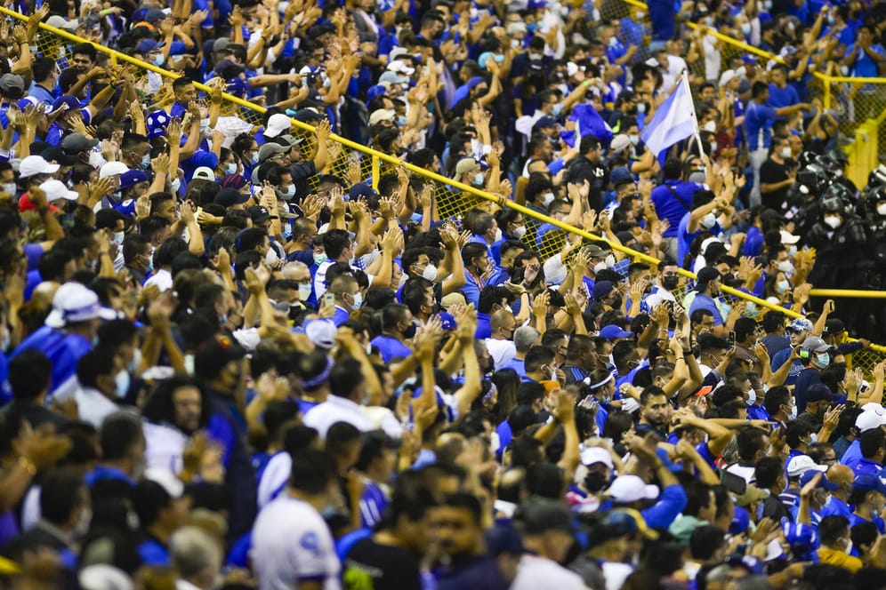 Zuschauer bei einem Länderspiel von El Salvador in der Landeshauptstadt im August 2021: Nun ist es auf einem Platz zu einem verheerenden Vorfall gekommen.