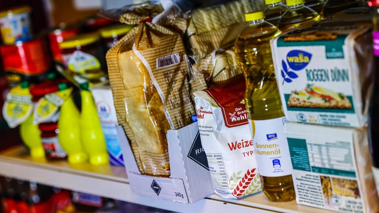 Lebensmittel im Supermarkt (Symbolbild): Die Preise für Lebensmittel, Energie und Sprit steigen in Deutschland weiter.