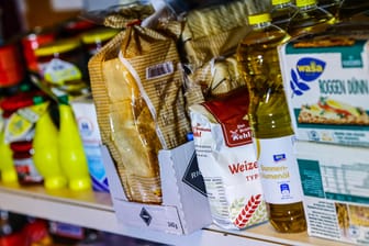 Lebensmittel im Supermarkt (Symbolbild): Die Preise für Lebensmittel, Energie und Sprit steigen in Deutschland weiter.