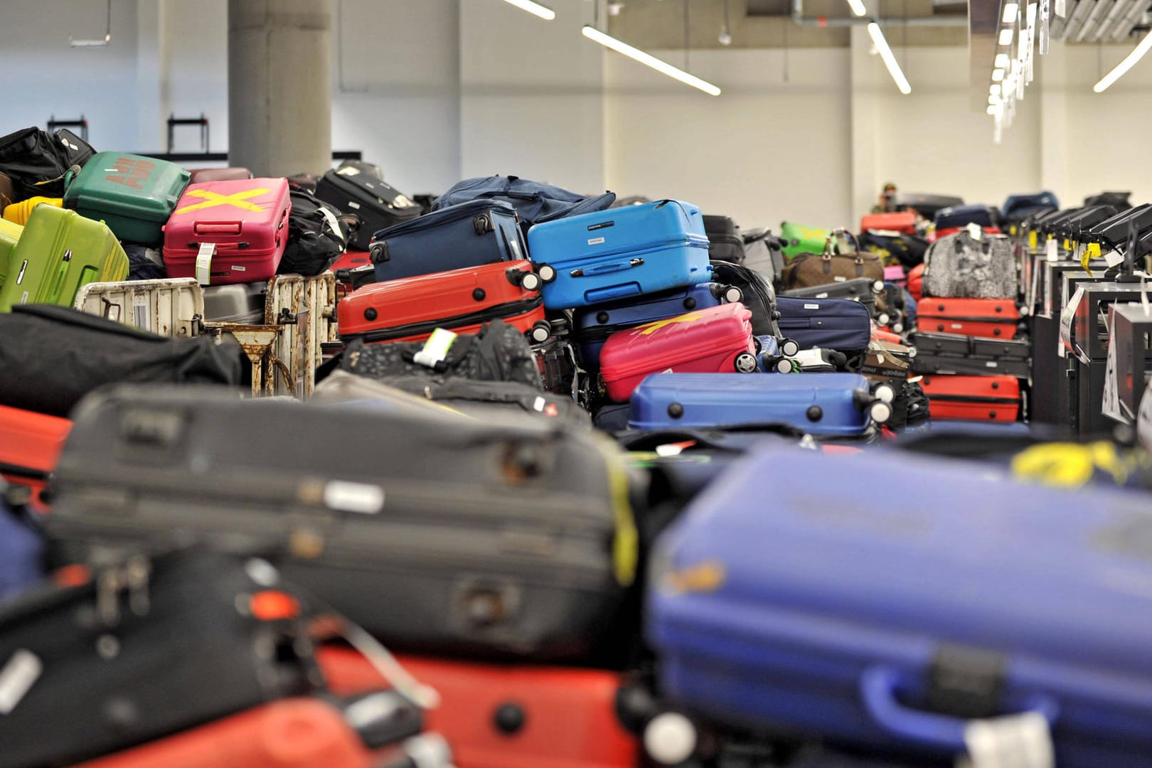 Gepäckstücke im Flughafen Frankfurt am Main: An dem Airport wird es wieder voller.