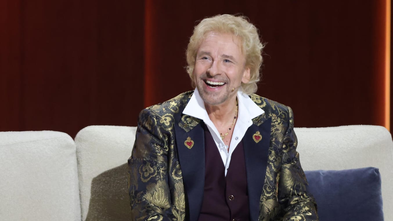 Thomas Gottschalk beim "Wetten, dass..?"-Comeback im November 2021: Damals bekamen die Zuschauer ihn noch mit gewohnter Lockenpracht zu sehen.