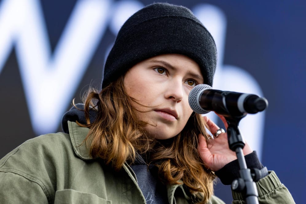 Luisa Neubauer auf einer Demo im März: Ihre Aussagen zu einer umstrittenen Ölpipeline sorgten für große Kritik.