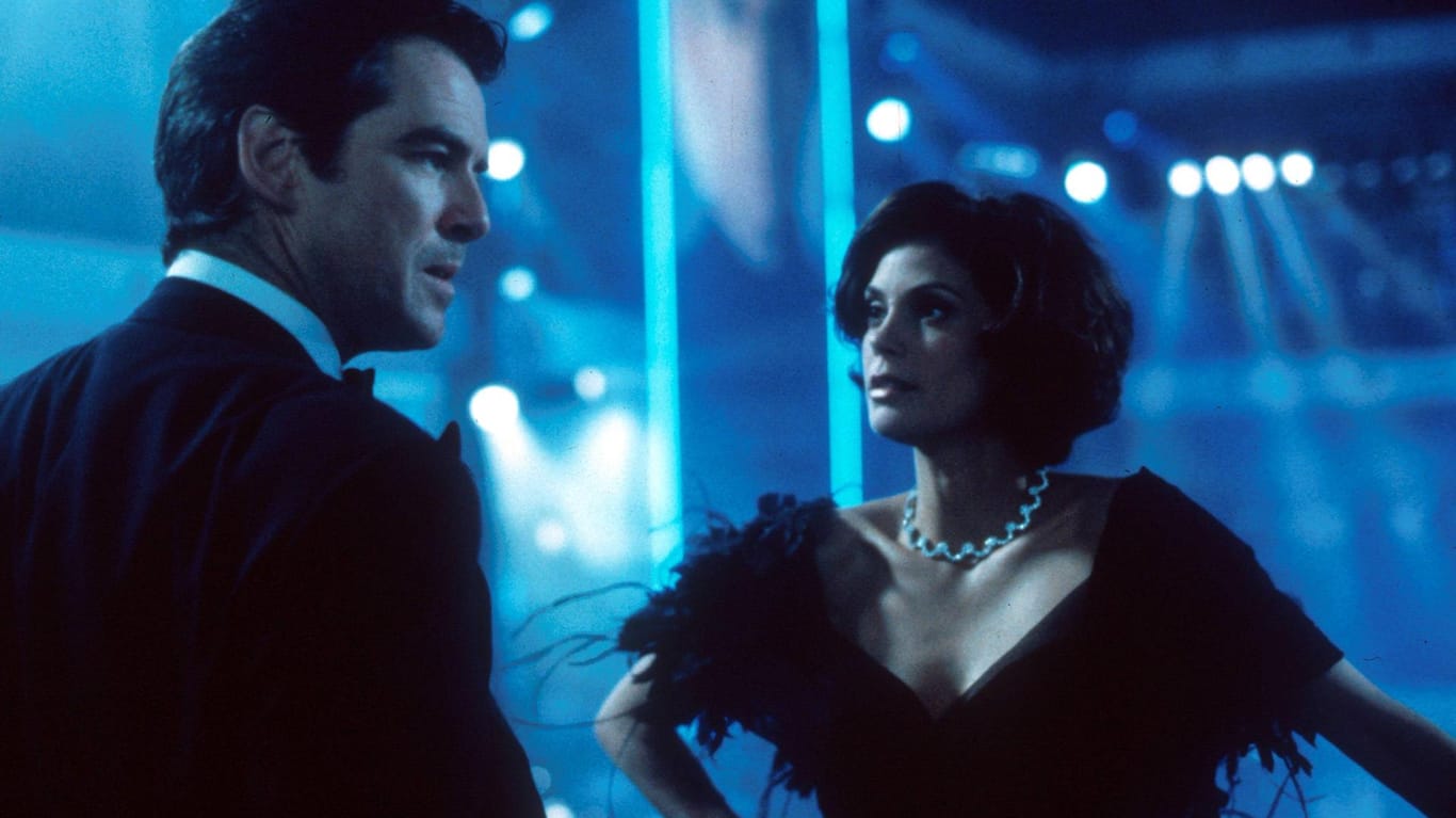 1997: Pierce Brosnan und Teri Hatcher in "James Bond: Der Morgen stirbt nie".