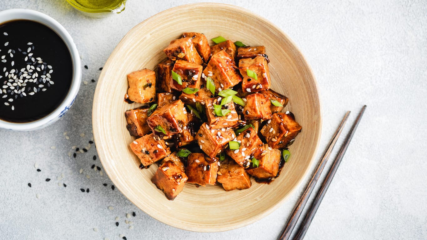 Marinierter Tofu: Mit einer Marinade aus Sojasauce, Sesamöl, Honig, Limette und Knoblauch zubereitet, kann sich Tofu sehen und schmecken lassen.