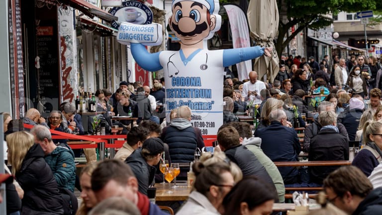 Straßencafé in Hamburg: Nach dem Wegfall der meisten Anti-Corona-Maßnahmen steigen die Inzidenzen erstmals wieder bundesweit.