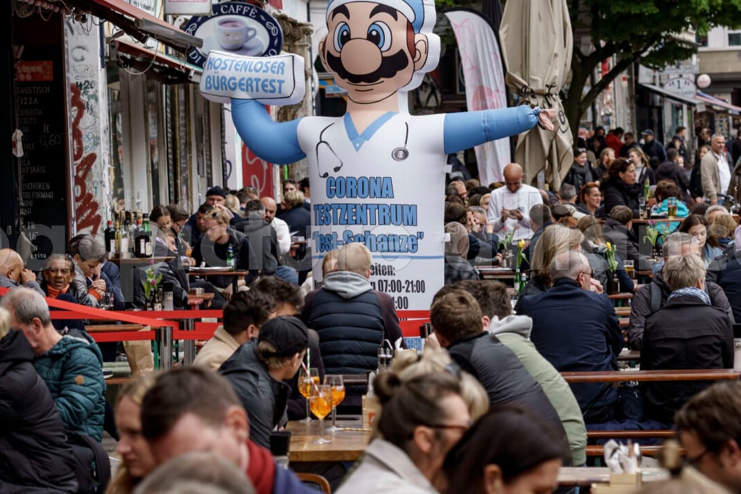 Straßencafé in Hamburg: Nach dem Wegfall der meisten Anti-Corona-Maßnahmen steigen die Inzidenzen erstmals wieder bundesweit.