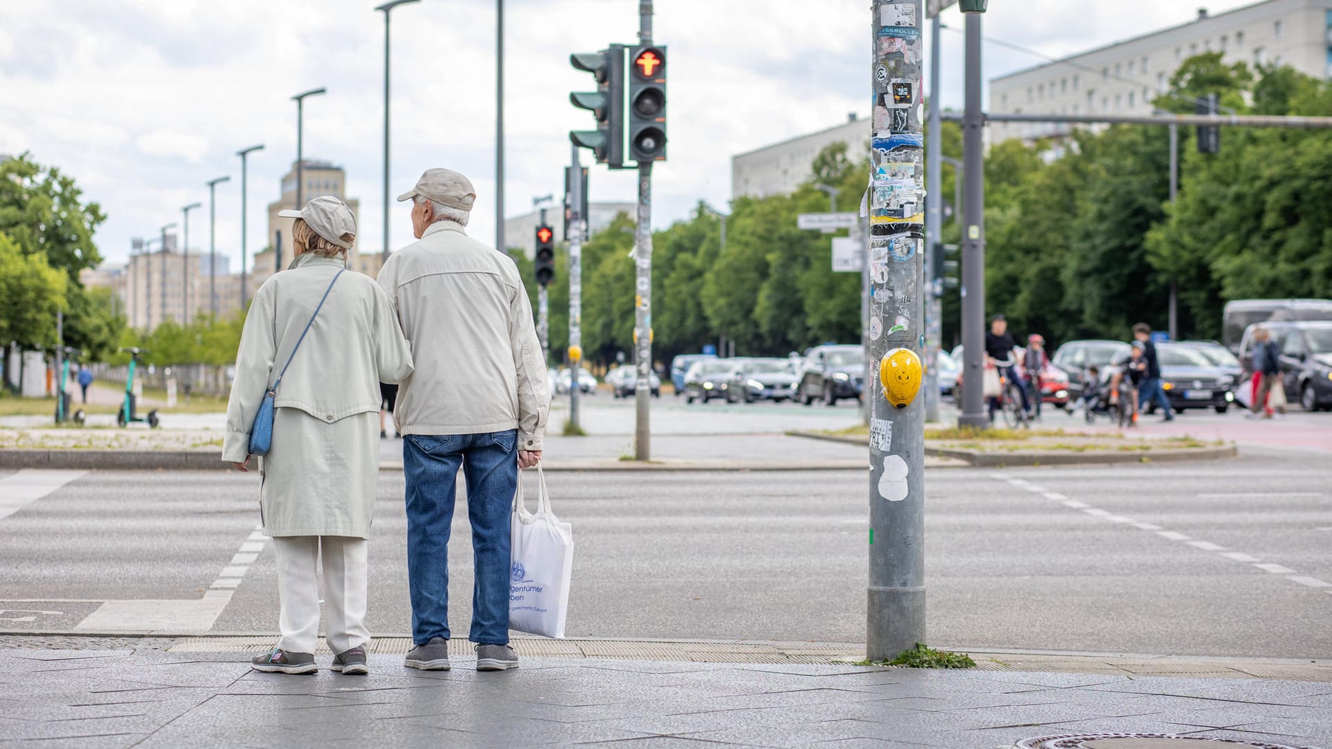 Ein älteres Ehepaar wartet an der Ampel (Symbolbild): Die Dienstpflicht sollte auch für Rentner gelten.