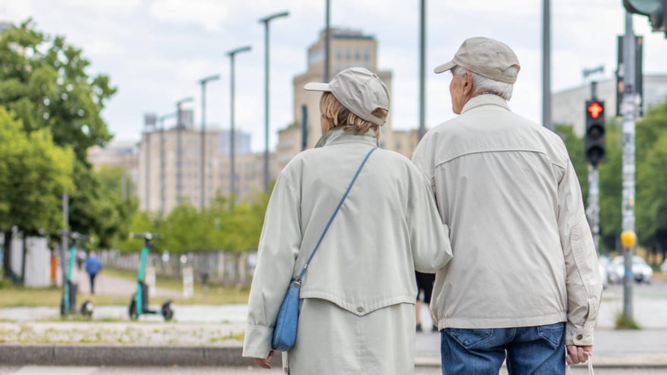 Ein älteres Ehepaar wartet an der Ampel (Symbolbild): Die Dienstpflicht sollte auch für Rentner gelten.