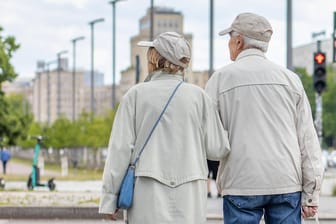 Ein älteres Ehepaar wartet an der Ampel (Symbolbild): Die Dienstpflicht sollte auch für Rentner gelten.