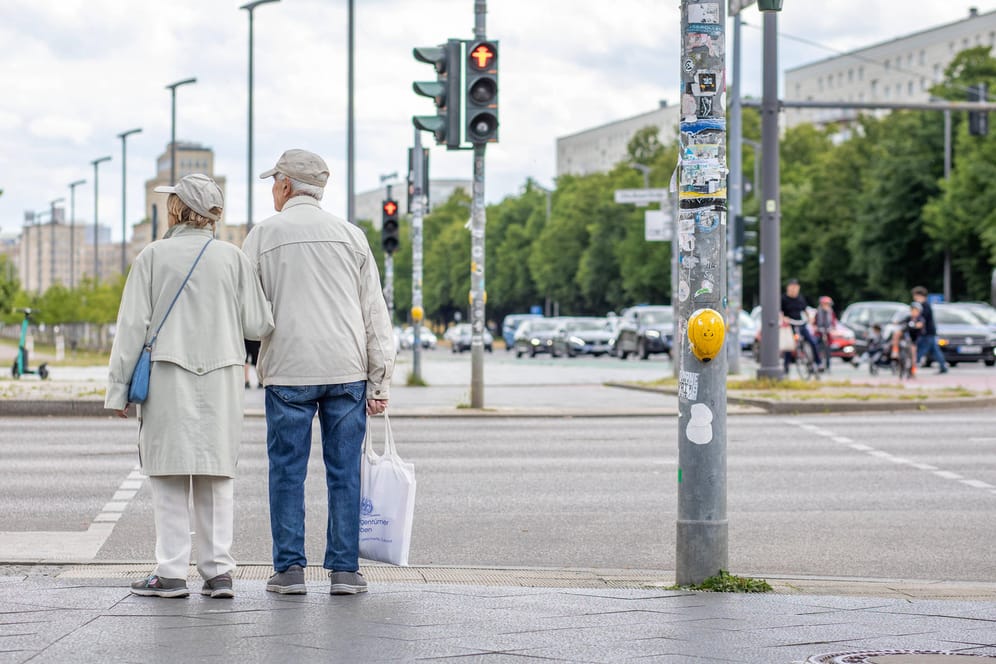 Ein älteres Ehepaar wartet an der Ampel (Symbolbild): Die Dienstpflicht sollte auch für Rentner gelten.