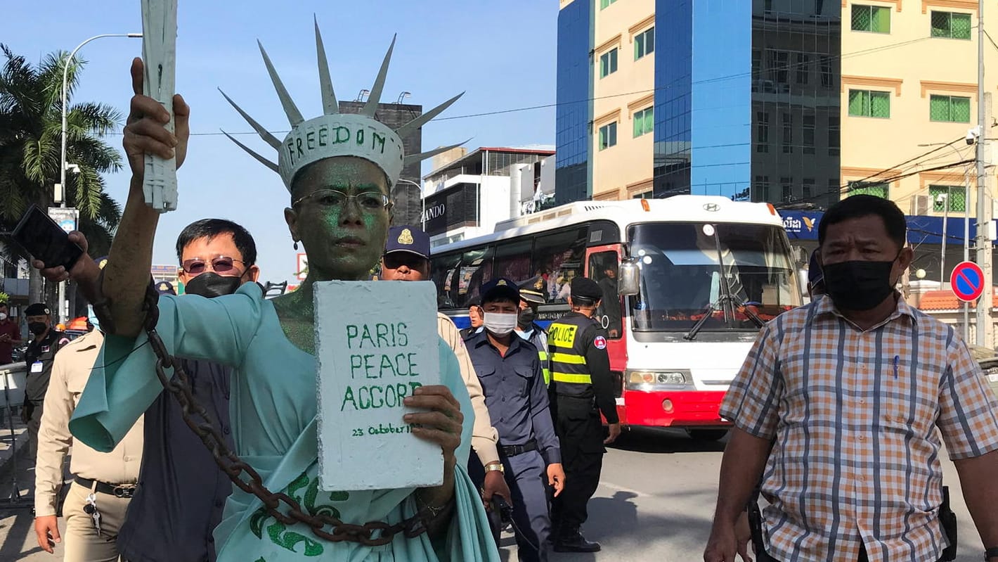 Theary Seng: Als Freiheitsstatue verkleidet wartete sie auf ihr Urteil.