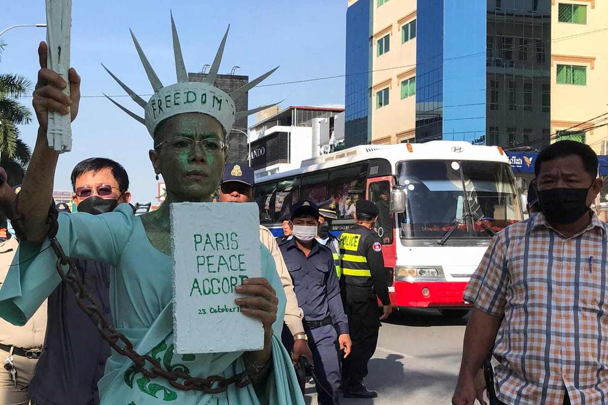 Theary Seng: Als Freiheitsstatue verkleidet wartete sie auf ihr Urteil.