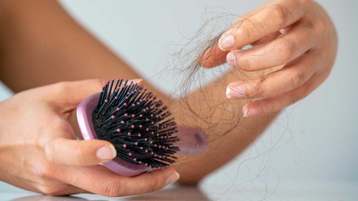 Haarverlust (Symbolbild): Klinische Studien bei Menschen mit Alopezie zeigten deutliche Erfolge.